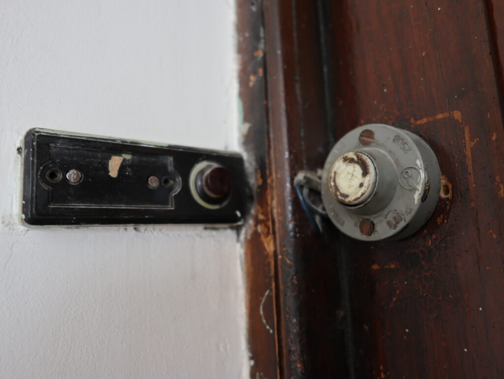 Dzwonek do drzwi, główna klatka schodowa. Fot. Cecylia Rotter, 2020, źródło: lapidarium detalu.