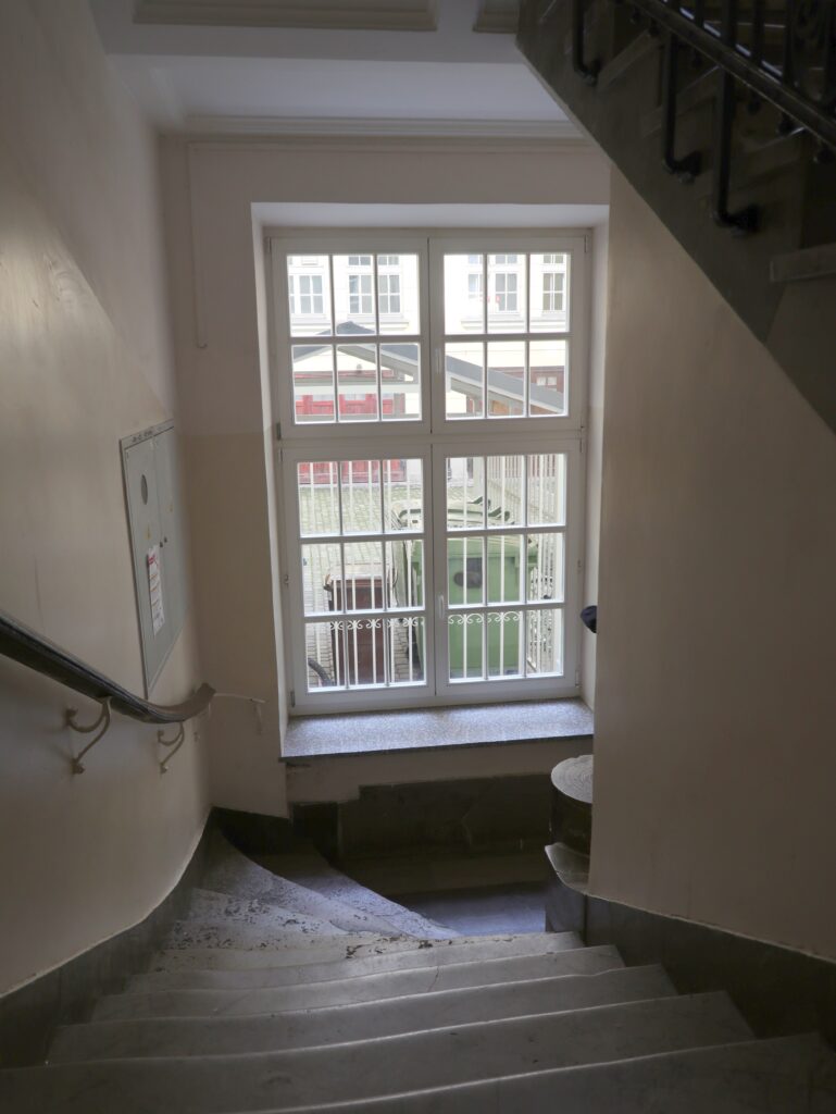 Główna klatka schodowa, schody z 1. piętra na parter. Fot. Cecylia Rotter, 2020, źródło: lapidarium detalu.