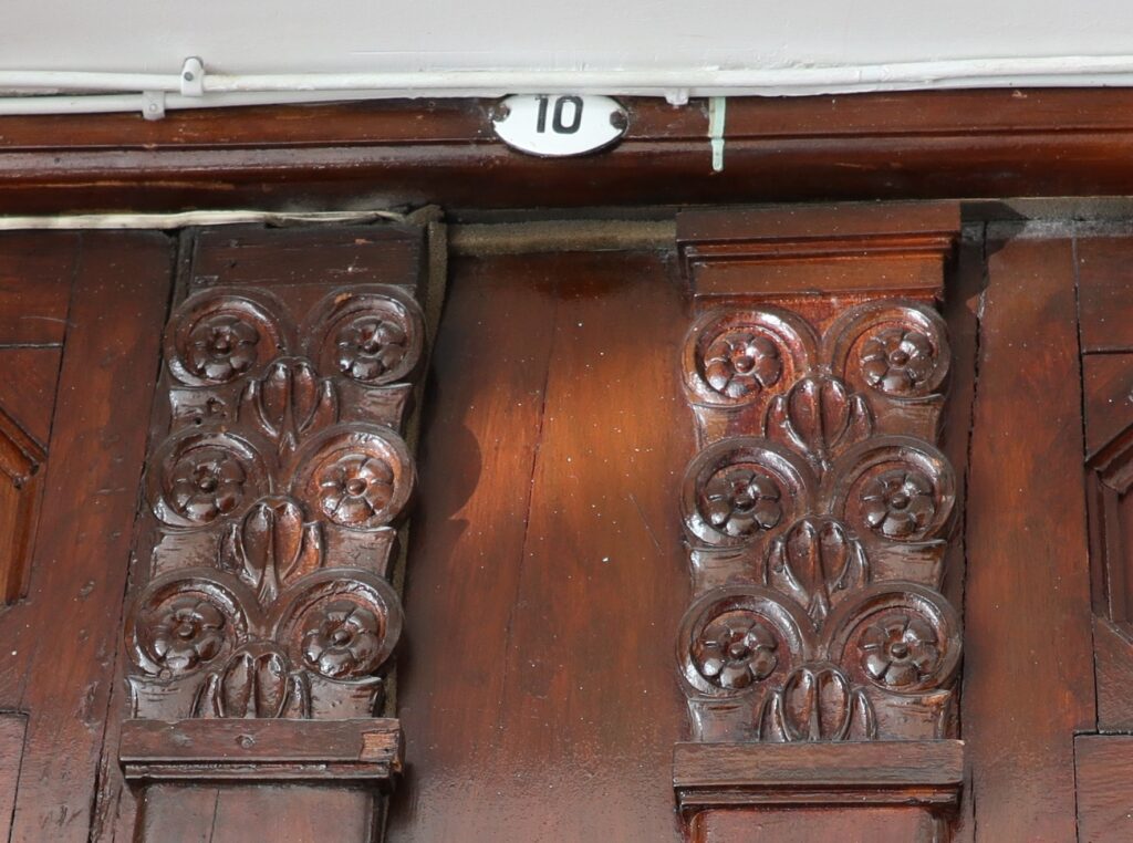 Drzwi do mieszkania (fragm.), główna klatka schodowa. Fot. Cecylia Rotter, 2020, źródło: lapidarium detalu.