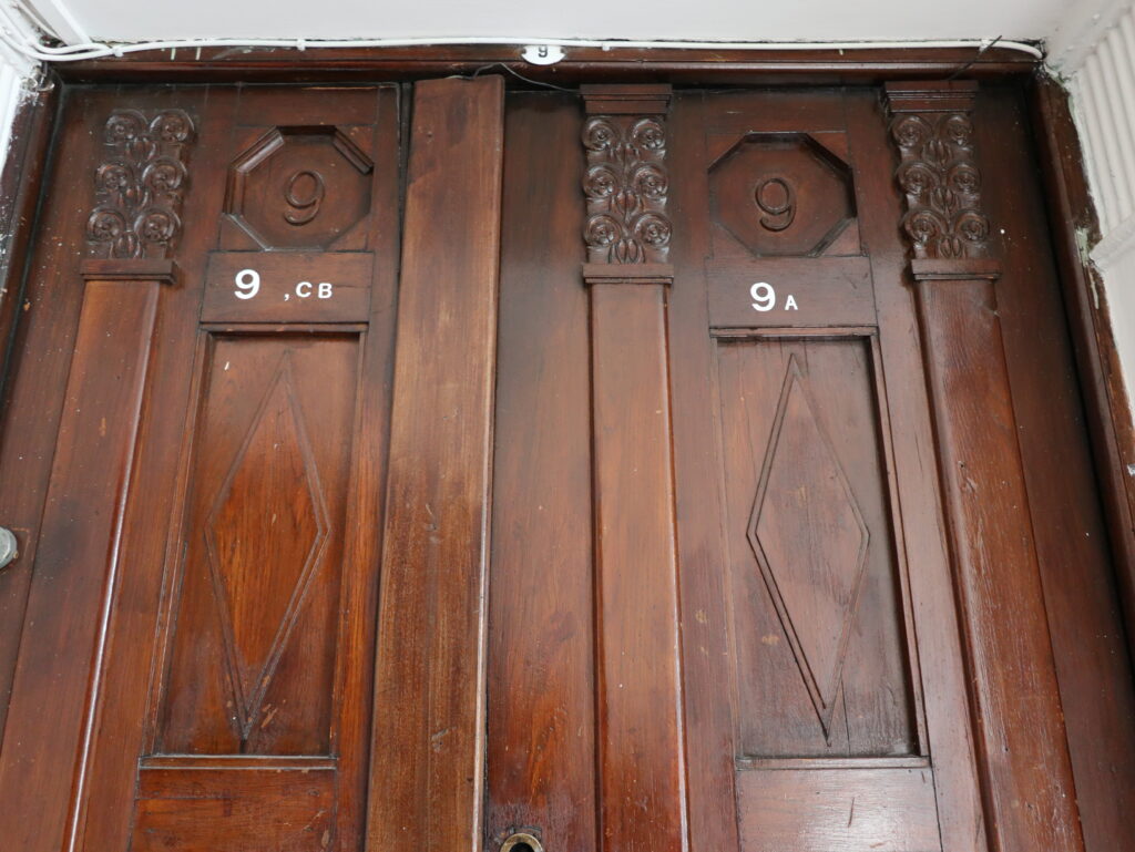 Drzwi do mieszkania, główna klatka schodowa. Fot. Cecylia Rotter, 2020, źródło: lapidarium detalu.