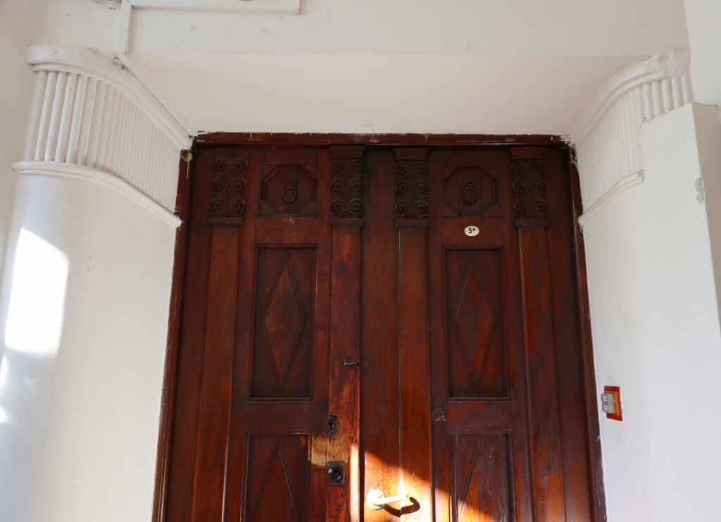 Drzwi do mieszkania, główna klatka schodowa. Fot. Cecylia Rotter, 2020, źródło: lapidarium detalu.