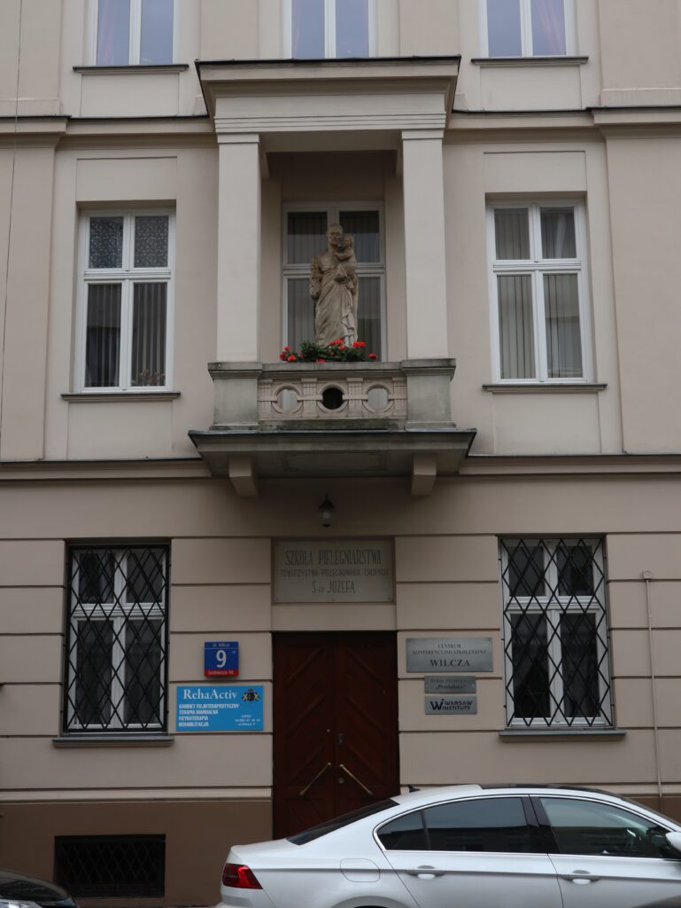 Wejście oraz balkon-wykusz z figurą św. Józefa w elewacji frontowej. Fot. Cecylia Rotter, 2020, źródło: lapidarium detalu.