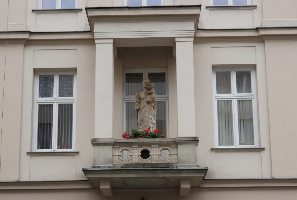 Balkon-wykusz z figurą św. Józefa, elewacja frontowa, 1. piętro, 2. oś. Fot. Cecylia Rotter, 2020, źródło: lapidarium detalu.