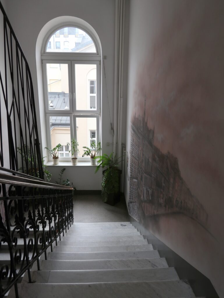 Okno ostatniej kondygnacji głównej klatki schodowej. Fot. Cecylia Rotter, 2020, źródło: lapidarium detalu.