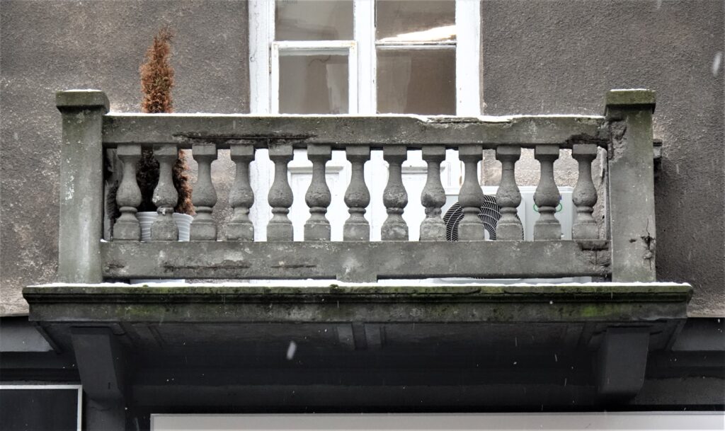 Balkon 3. osi 1. piętra elewacji frontowej. Fot. Elżbieta Smoleńska, 2021, źródło: lapidarium detalu.