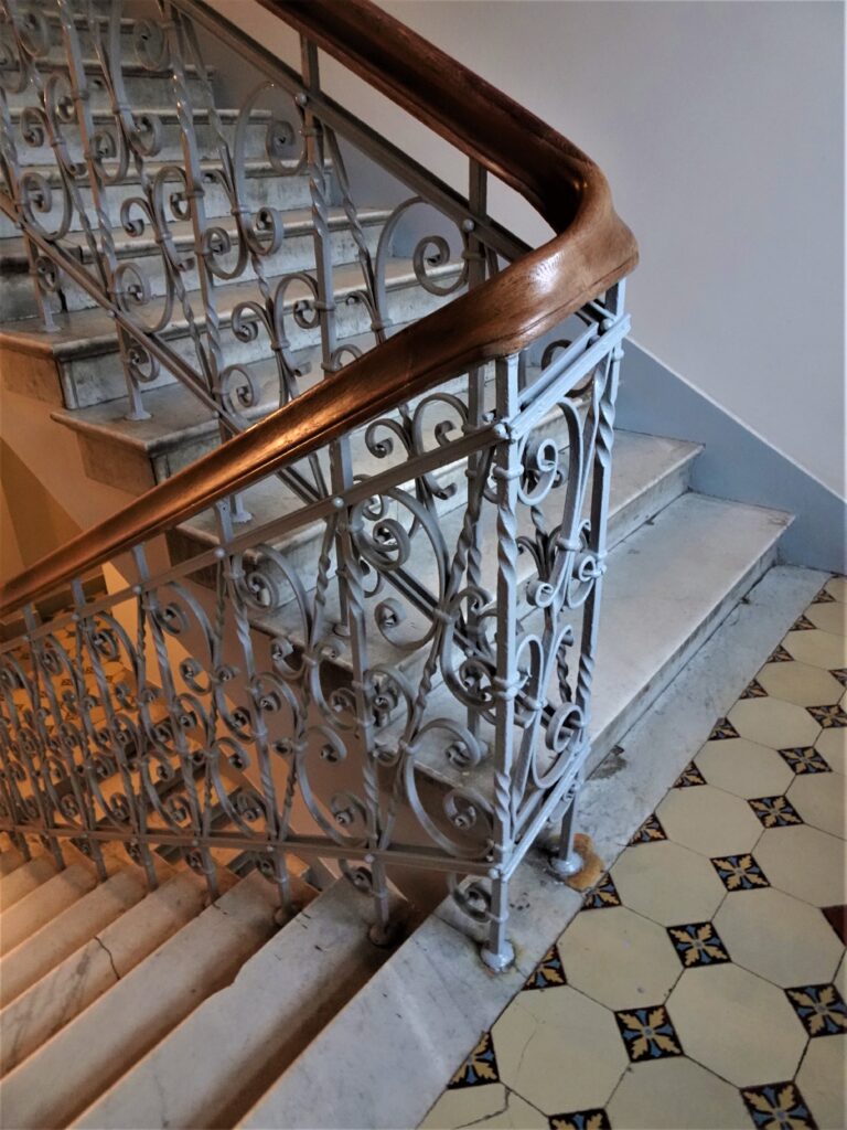 Balustrada schodów głównej klatki schodowej. Fot. Katarzyna Komar-Michalczyk, 2020, źródło: lapidarium detalu.