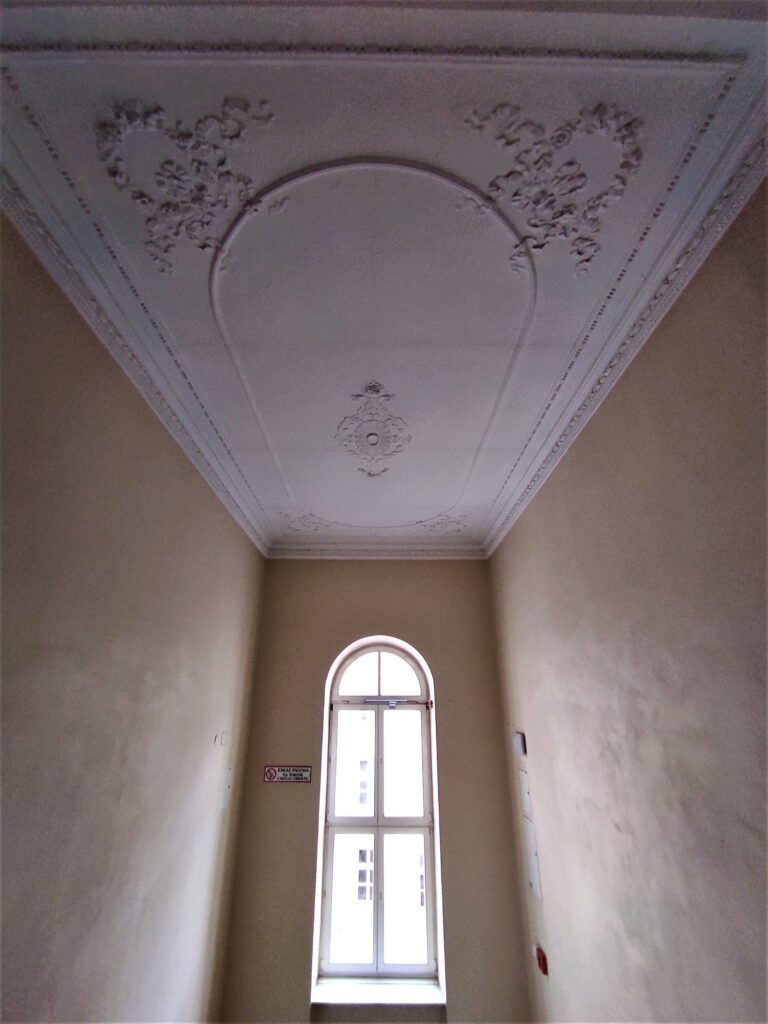 Okno i strop ostatniej kondygnacji głównej klatki schodowej. Fot. Katarzyna Komar-Michalczyk, 2020, źródło: lapidarium detalu.