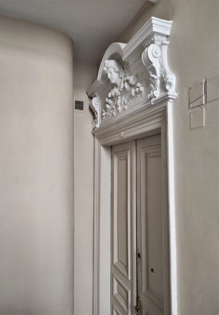Supraporta drzwi do mieszkania na głównej klatce schodowej. Fot. Katarzyna Komar-Michalczyk, 2020, źródło: lapidarium detalu.
