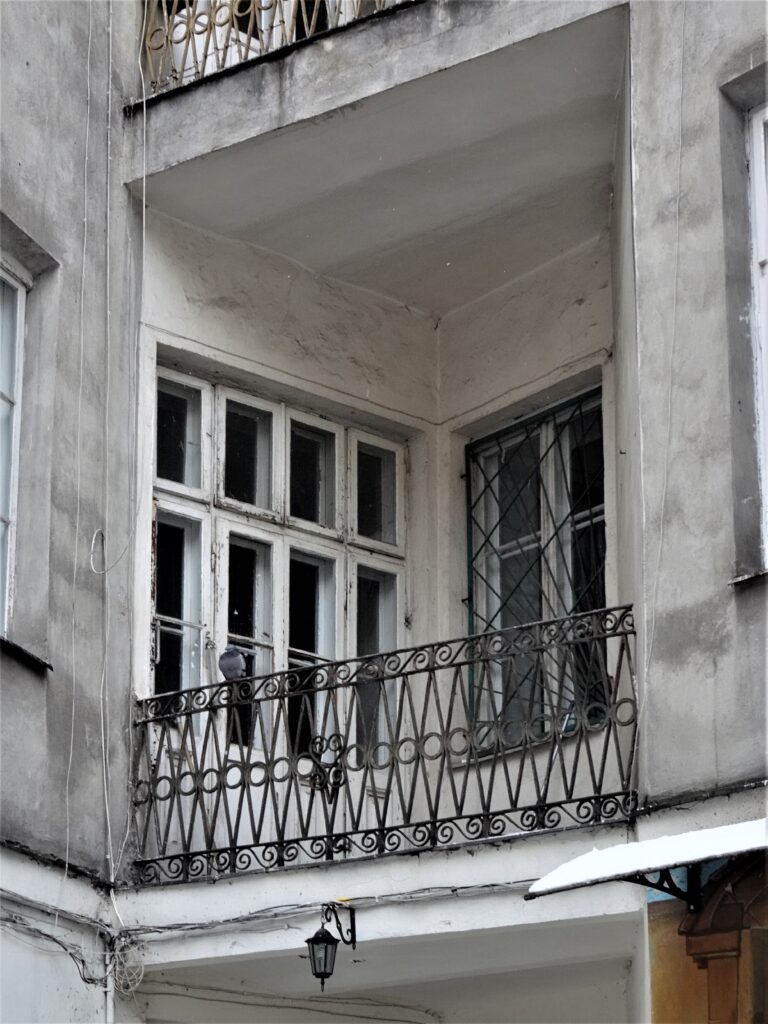 Balkon 1. piętra, od strony podwórza. Fot. Elżbieta Smoleńska, 2021, źródło: lapidarium detalu.