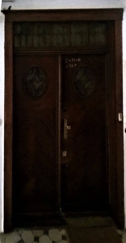 Drzwi do mieszkania, główna klatka schodowa w budynku frontowym. Fot. Katarzyna Komar-Michalczyk, 2018, źródło: lapidarium detalu