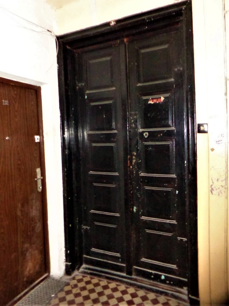 Drzwi do mieszkania, główna klatka schodowa. Fot. Robert Marcinkowski, 2019, źródło: lapidarium detalu.