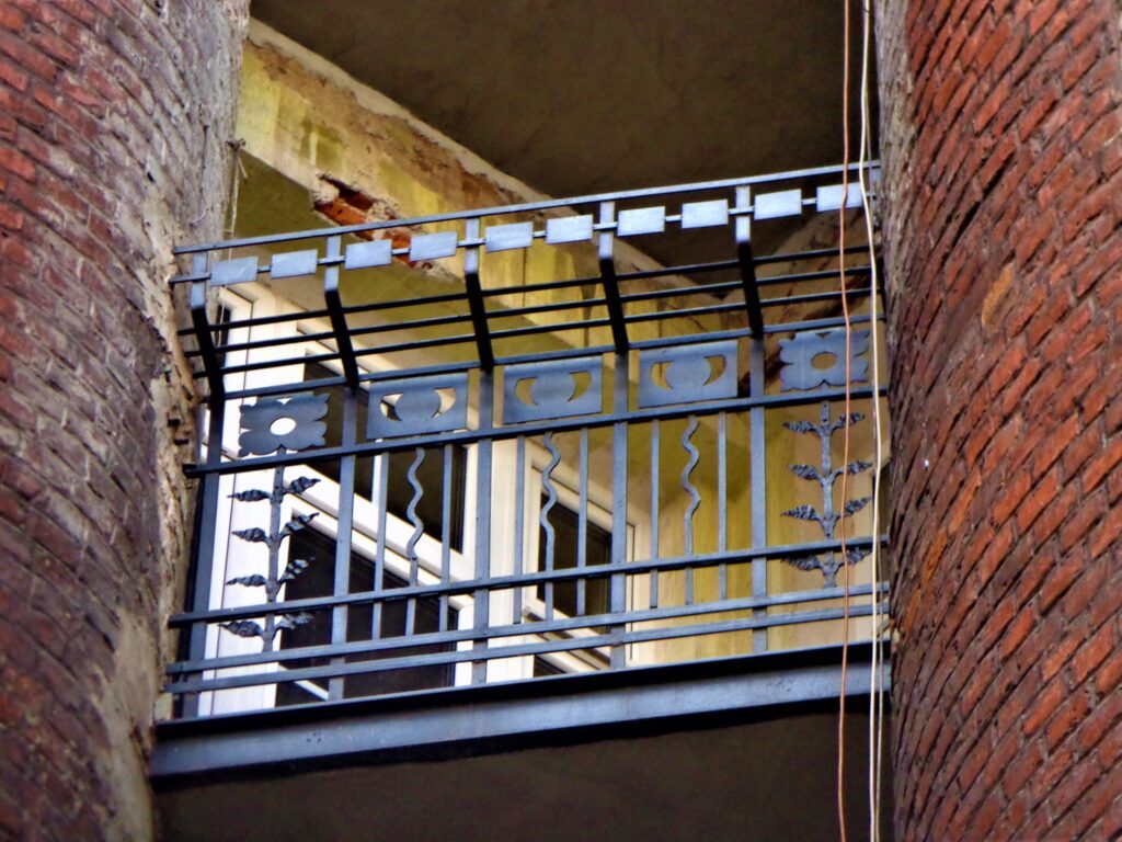 Balkon od strony podwórza. Fot. Robert Marcinkowski, 2019, źródło: lapidarium detalu.