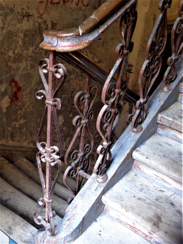 Balustrada schodów głównej klatki schodowej. Fot. Robert Marcinkowski, 2019, źródło: lapidarium detalu.