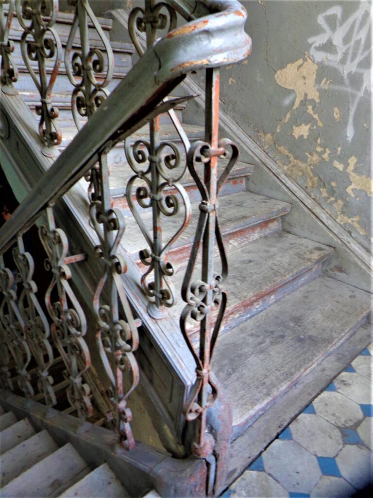 Balustrada schodów głównej klatki schodowej. Fot. Robert Marcinkowski, 2019, źródło: lapidarium detalu.