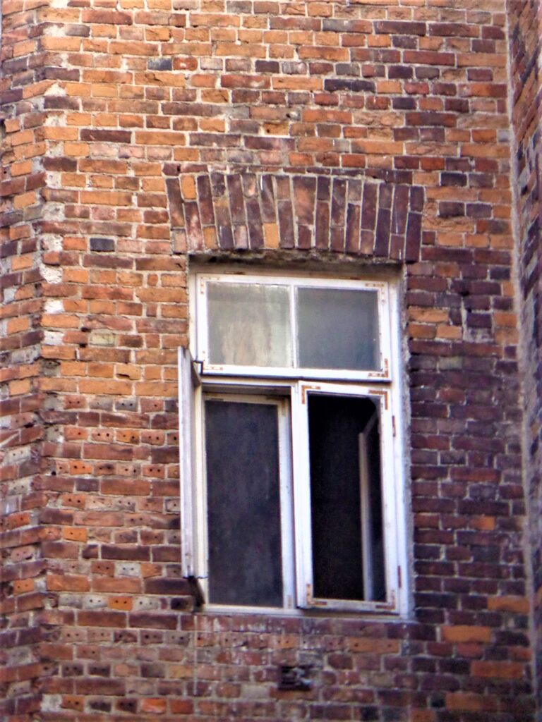 Okno pionu klatki schodowej oficyny poprzecznej od strony elewacji podwórza. Fot. Robert Marcinkowski, 2019, źródło: lapidarium detalu.
