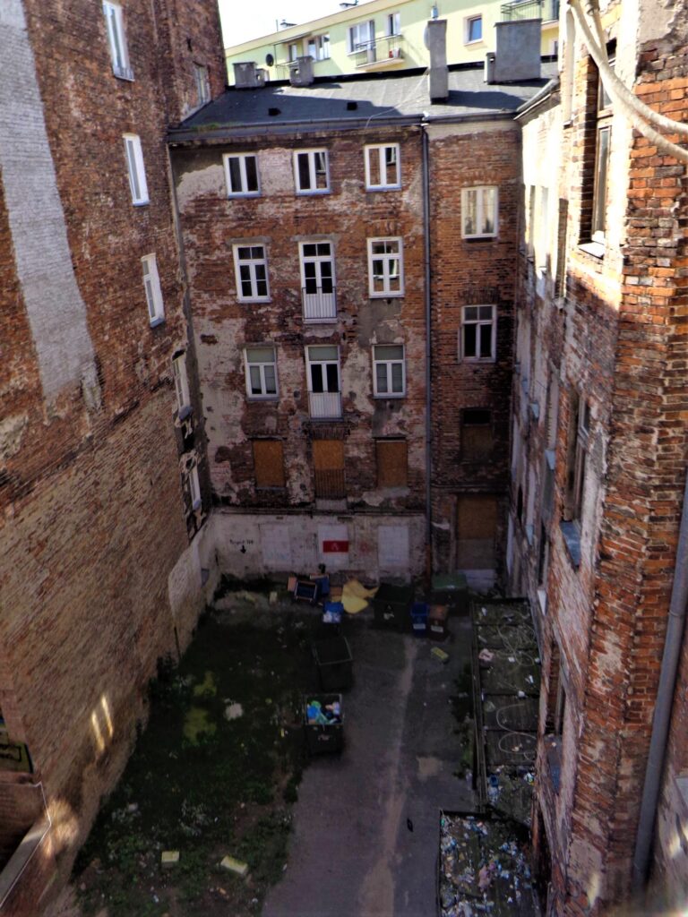 Widok na podwórze z okna domu frontowego. Fot. Robert Marcinkowski, 2019, źródło: lapidarium detalu.