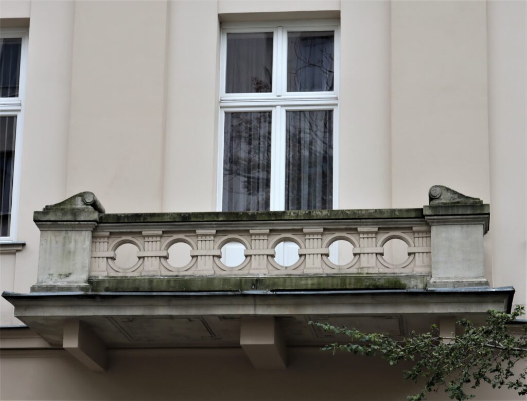 Balkon, elewacja frontowa, 1. piętro, 6. oś. Fot. Cecylia Rotter, 2020, źródło: lapidarium detalu.