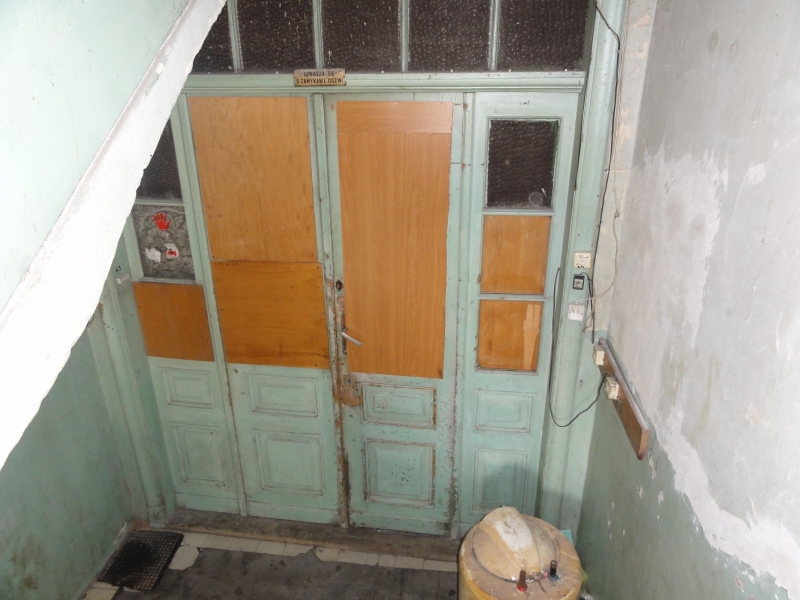 Drzwi (przepierzenia) z klatki schodowej na korytarz, ul. 11 Listopada 26. Fot. Małgorzata Kubicka, 2017, źródło: zabytek.co