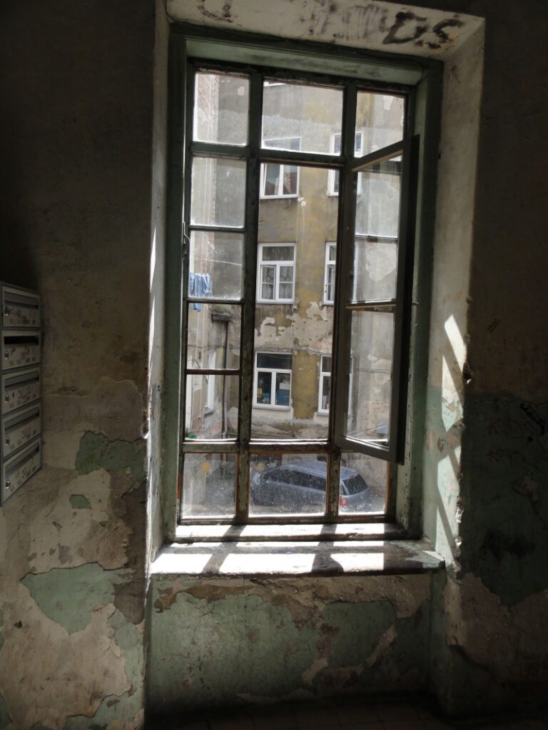 Okno głównej klatki schodowej, kamienica, ul. 11 Listopada 26. Fot. Małgorzata Kubicka, 2017, źródło: zabytek.co