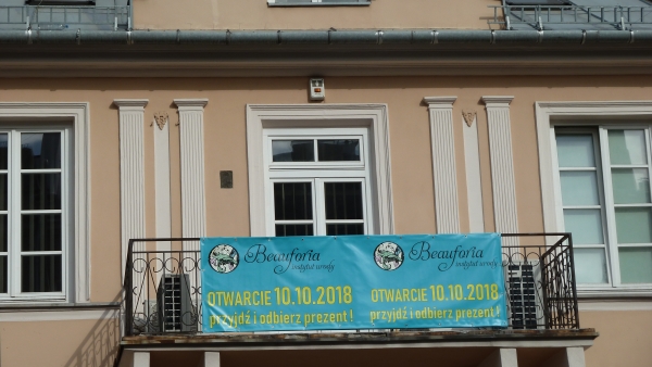 Okno balkonowe z pilastrami. Fot. Ewa Nerkowska, 2018, źródło: zabytek.co