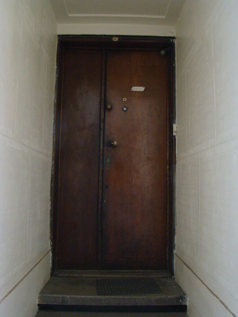 Drzwi do mieszkania, frontowa klatka schodowa, kamienica, ul. 11 Listopada 6. Fot. Adrian Sobieszczański, 2017, źródło: zabytek.co