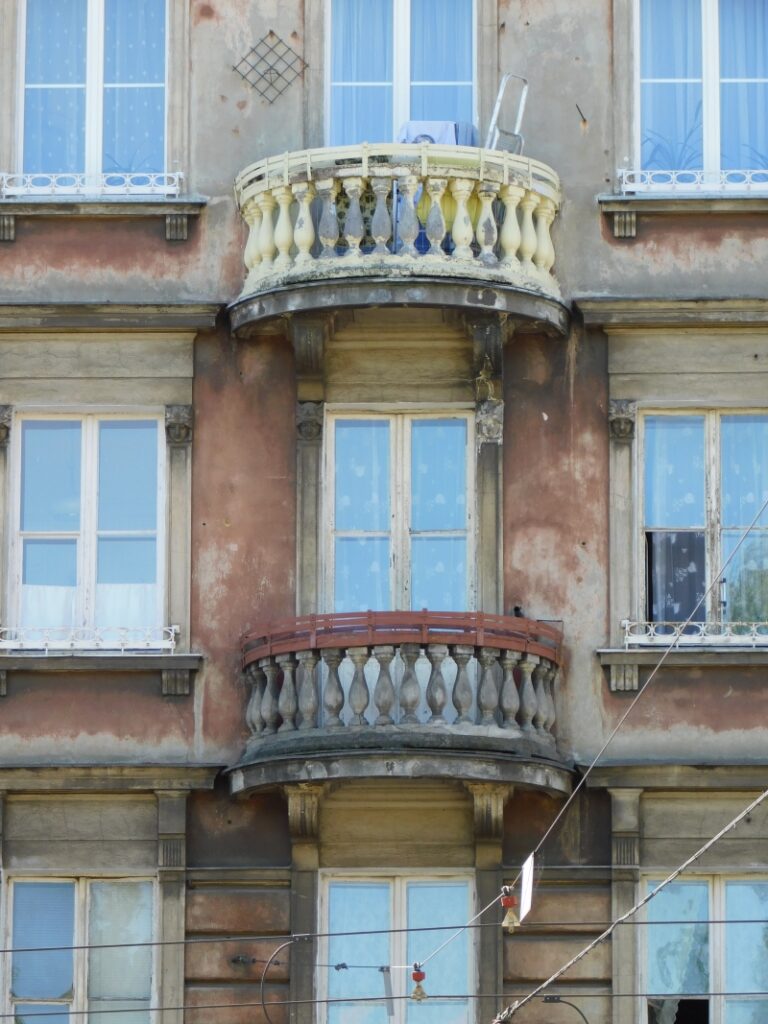 Balkony, budynek administracyjno-mieszkalny w kompleksie zajezdni tramwajowej, ul. Kawęczyńska 16. Fot. Daniel Bogacki, 2017, źródło: zabytek.co