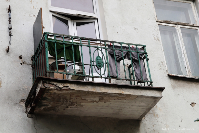 Balkon drugiego piętra elewacji frontowej, trzecia oś od prawej strony, kamienica, ul. 11 Listopada 26. Fot. Anna Szwałkiewicz, 2017, źródło: zabytek.co