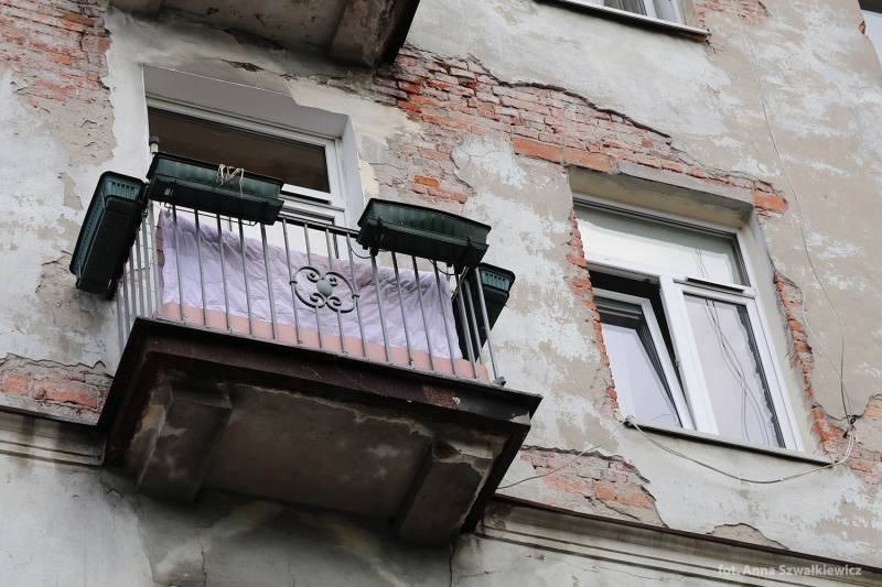 Balkon drugiego piętra elewacji frontowej, trzecia oś od prawej strony, kamienica, ul. 11 Listopada 26. Fot. Anna Szwałkiewicz, 2017, źródło: zabytek.co