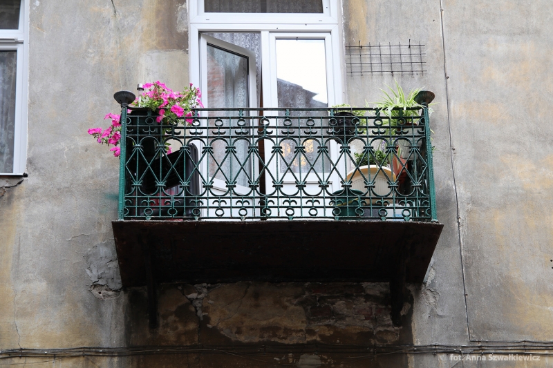 Balkon od podwórza, kamienica, ul. 11 Listopada 26. Fot. Anna Szwałkiewicz, 2017, źródło: zabytek.co
