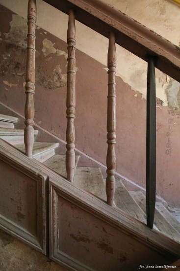 Balustrada na klatce schodowej w oficynie poprzecznej. Fot. Anna Szwałkiewicz, 2019, źródło: lapidarium detalu.