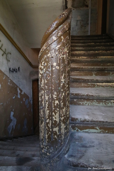 Balustrada, klatka schodowa po lewej stronie przejazdu bramnego. Fot. Anna Szwałkiewicz, 2019, źródło: lapidarium detalu.