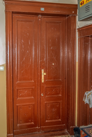 Drzwi do mieszkania, 3. piętro, lewa strona, główna klatka schodowa. Fot. Jacek Szyszko, 2019, źródło: lapidarium detalu.
