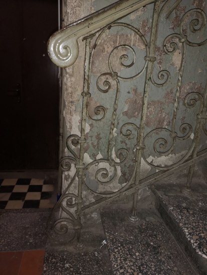 Balustrada schodów, kamienica frontowa. Fot. Anna Laskowska, 2019, źródło: lapidarium detalu.
