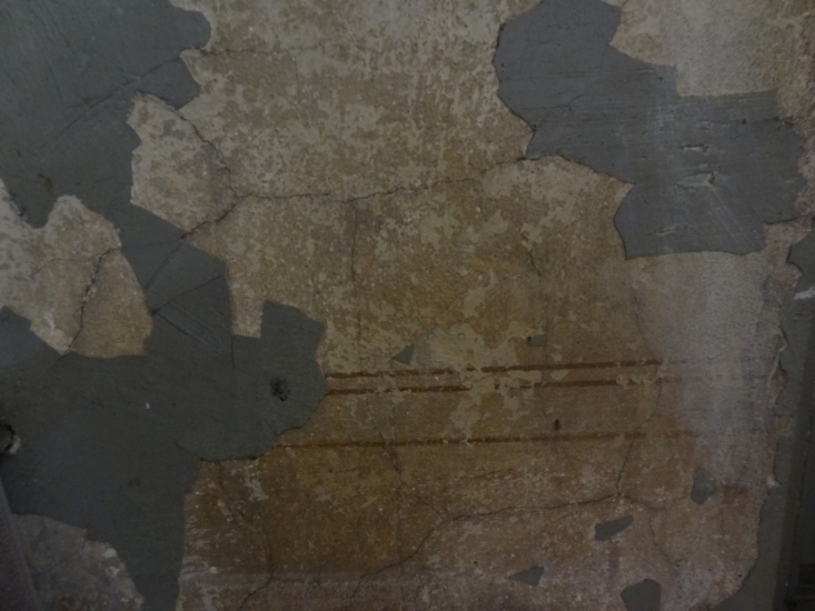 Pozostałości wymalowań na ścianach klatki schodowej w kamienicy frontowej. Fot. Katarzyna Komar-Michalczyk, 2019, źródło: lapidarium detalu.