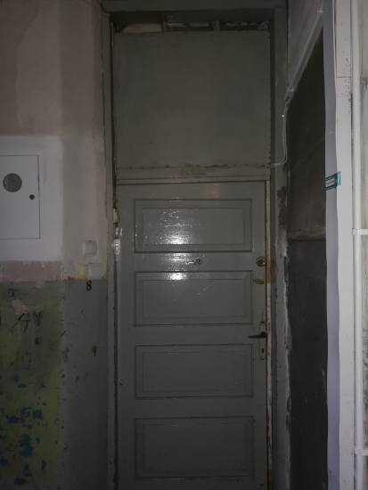 Drzwi, klatka schodowa. Fot. Anna Laskowska, 2019, źródło: lapidarium detalu.
