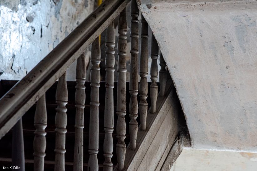 Balustrada schodów, główna klatka schodowa, ostatnia kondygnacja. Fot. Kaja Diks, 2019, źródło: lapidarium detalu.