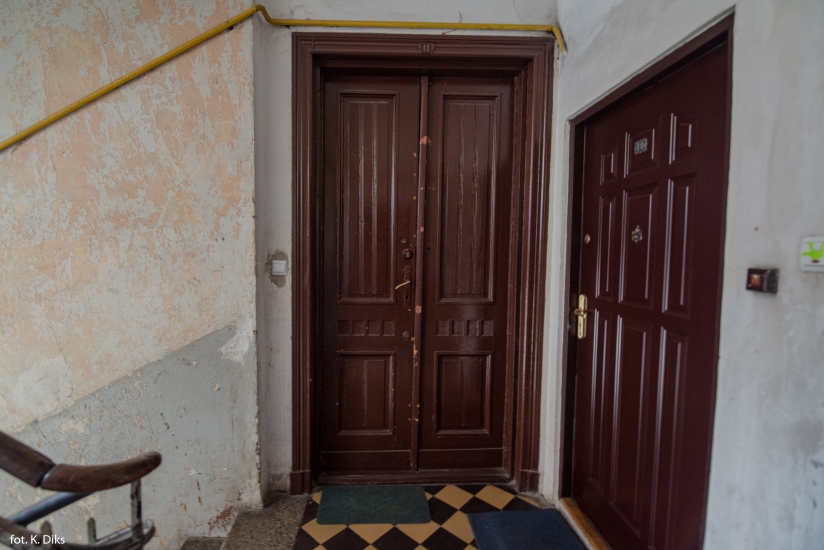Drzwi do mieszkań, główna klatka schodowa. Fot. Kaja Diks, 2019, źródło: lapidarium detalu.