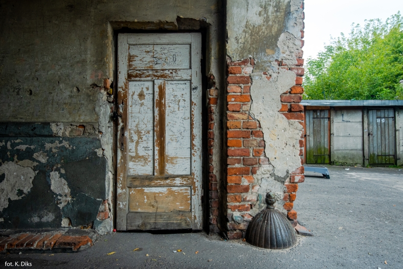 Drzwi do stróżówki (mieszkania?), przejazd bramny. Fot. Kaja Diks, 2019, źródło: lapidarium detalu.