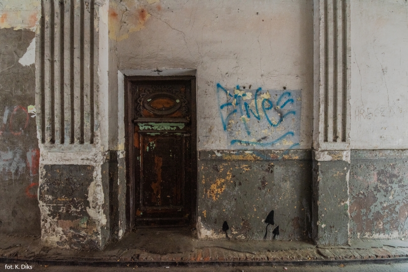 Drzwi do stróżówki (mieszkania?), przejazd bramny. Fot. Kaja Diks, 2019, źródło: lapidarium detalu.