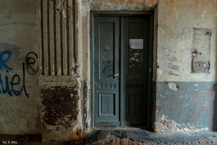 Drzwi na główna klatkę schodową. Fot. Kaja Diks, 2019, źródło: lapidarium detalu.