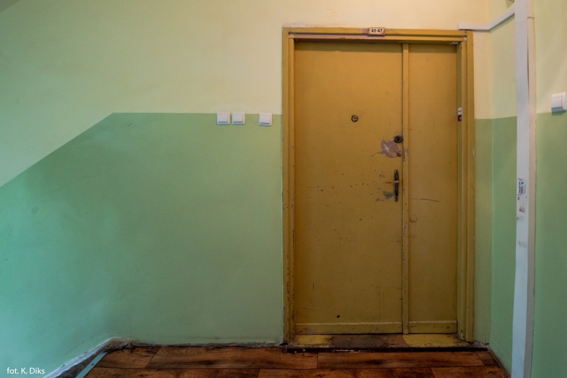 Drzwi do mieszkania, klatka schodowa w oficynie poprzecznej. Fot. Kaja Diks, 2019, źródło: lapidarium detalu.