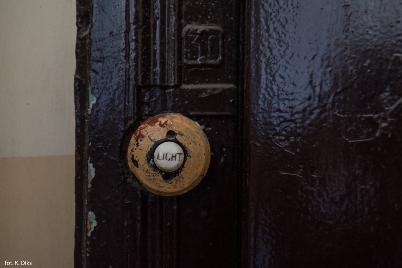 Dzwonek do drzwi, główna klatka schodowa. Fot. Kaja Diks, 2019, źródło: lapidarium detalu.
