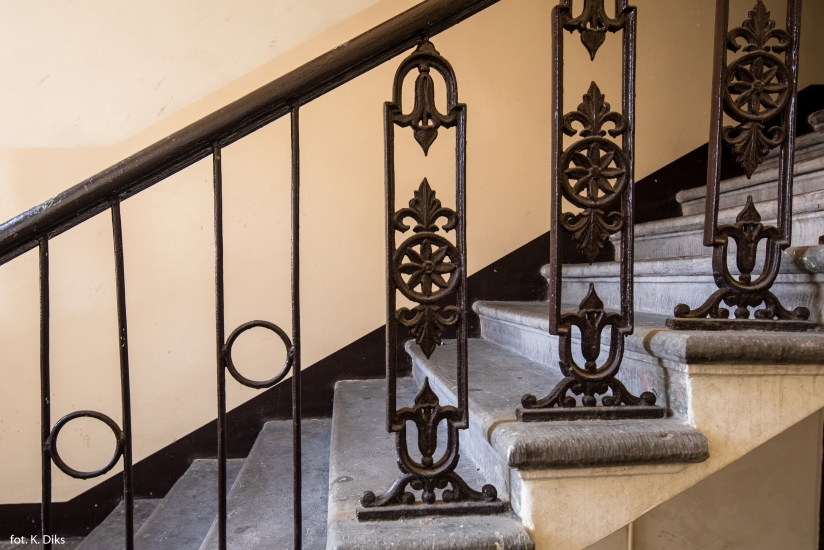 Balustrada schodów, główna klatka schodowa. Fot. Kaja Diks, 2019, źródło: lapidarium detalu.