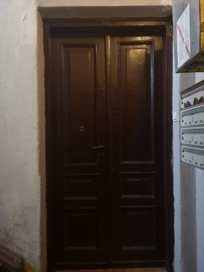 Drzwi do mieszkania, parter, klatka schodowa w budynku frontowym. Fot. Anna Laskowska, 2019, źródło: lapidarium detalu.