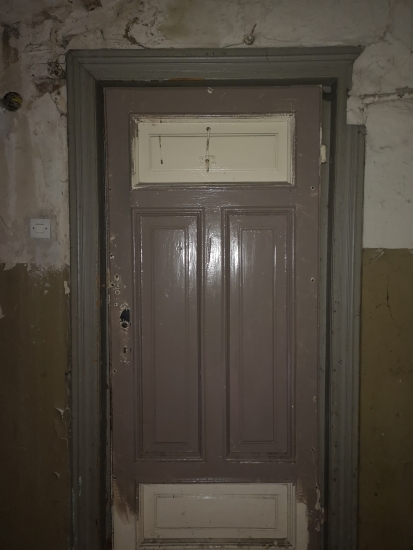 Drzwi, oficyna prawa, 4. piętro. Fot. Anna Laskowska, 2019, źródło: lapidarium detalu.