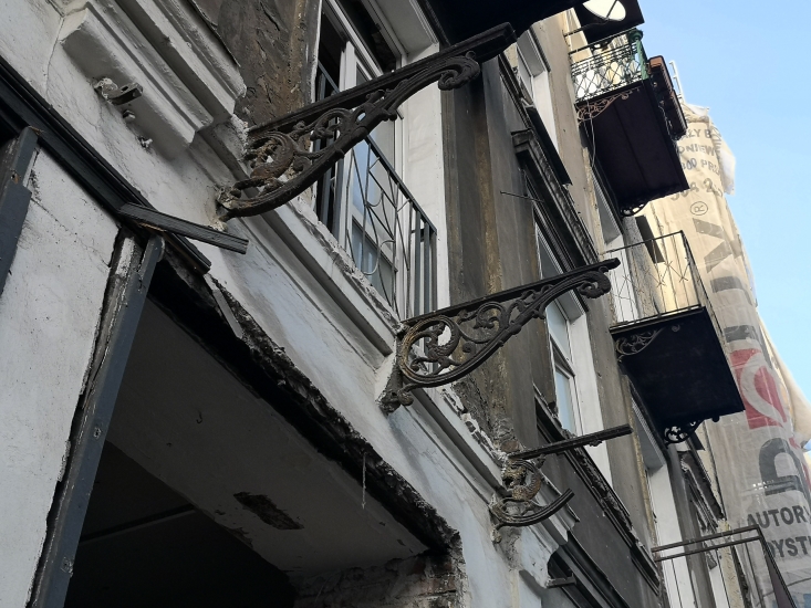 Wsporniki balkonu nad przejazdem bramnym, elewacja od strony ulicy Stalowej. Fot. Anna Laskowska, 2019, źródło: lapidarium detalu.