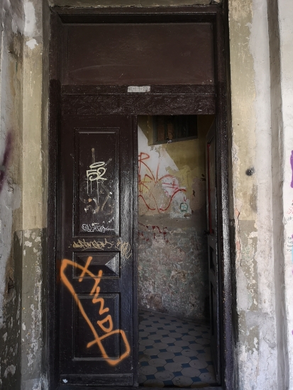 Drzwi na klatkę schodową kamienicy. Fot. Anna Laskowska, 2019, źródło: lapidarium detalu.