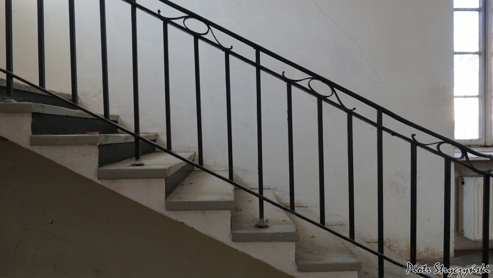 Balustrada schodów w pierwszej klatce schodowej w segmencie C. Fot. Piotr Stryczyński, 2019, źródło: zabytek.co