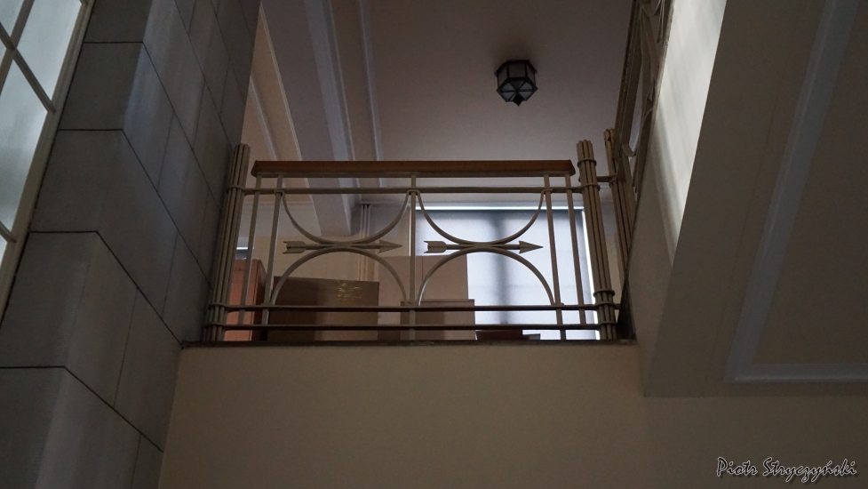 Zachowana oryginalna balustrada schodów na klatce schodowej w korpusie głównym. Fot. Piotr Stryczyński, 2019, źródło: zabytek.co