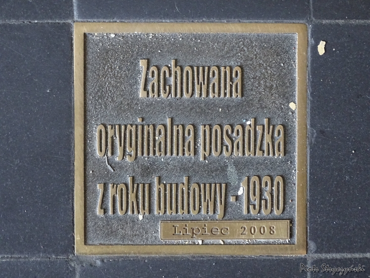 Zachowana oryginalna posadzka z roku budowy (1930 r.). Fot. Piotr Stryczyński, 2019, źródło: zabytek.co